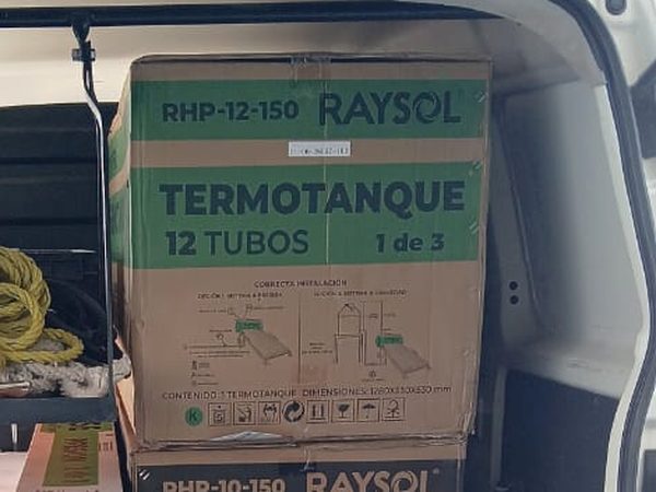 Cajas de calentadores solares RAYSOL RHP-12-150 y RHP-10-150 de alta presión en la camioneta de I Green