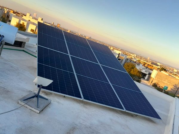 Arreglo de paneles solares instalado por I Green junto a calentador solar Kalotron en azotea de San Luis Potosí