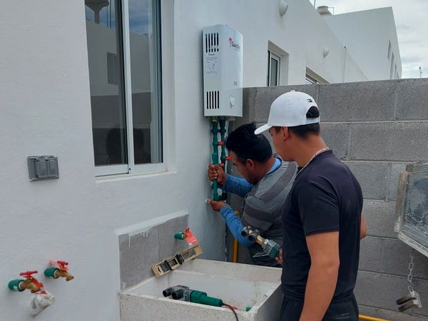 Calentador instantáneo Guardián instalado en muro exterior por cuadrilla de I Green